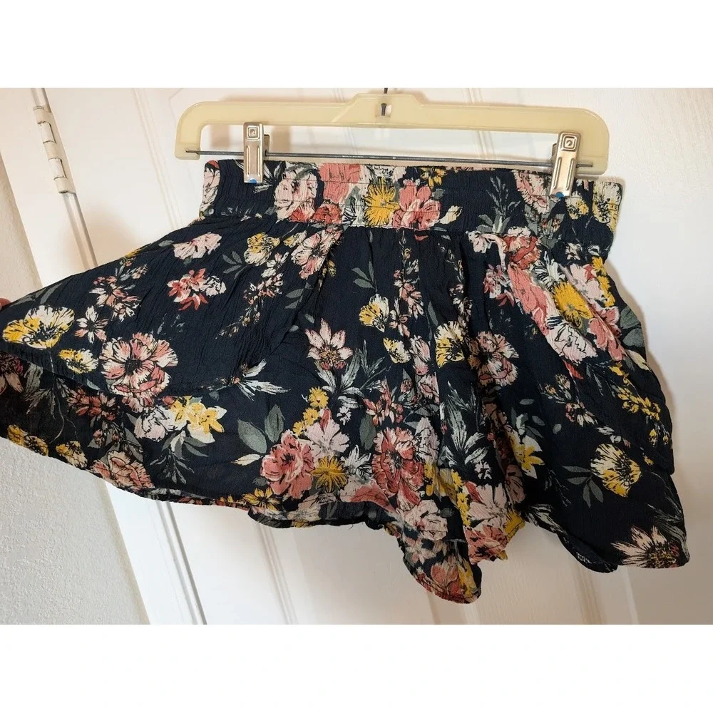 Urban‎ Outfitters BOG Collective Floral Print Shorts Women's Size S Black